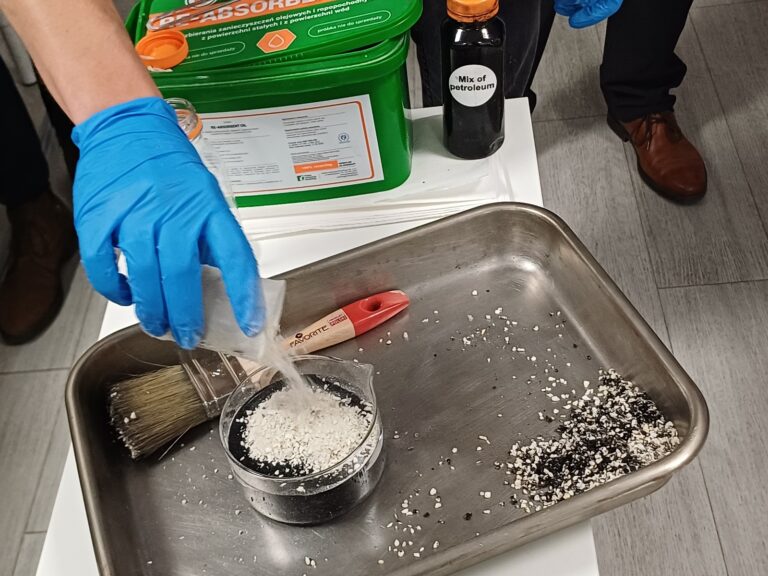 Polska Korporacja Recyklingu w firmie C2C w Lublinie z pokazami działania sorbentu RE-ABSORBENT OIL