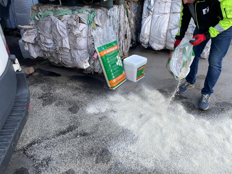 Likwidacja wycieków olejowych za pomocą Re-Absorbent OIl