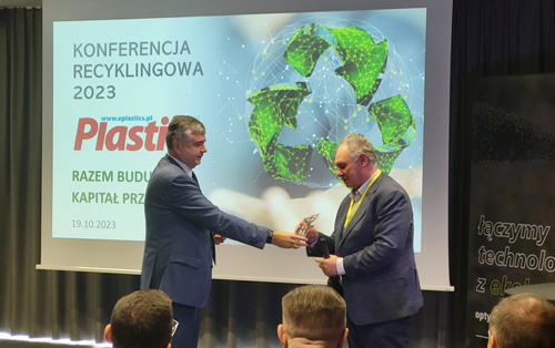 Wręczenie nagrody dla Polskiej Korporacji Recyklingu na Konferencja recyklingowej poświęconej przetwórstwie i recyklingowi polimerów