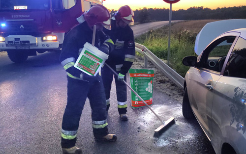 Strażacy korzystający z RE-ABSORBENT OIL do likwidacji wycieków olejowych po wypadku